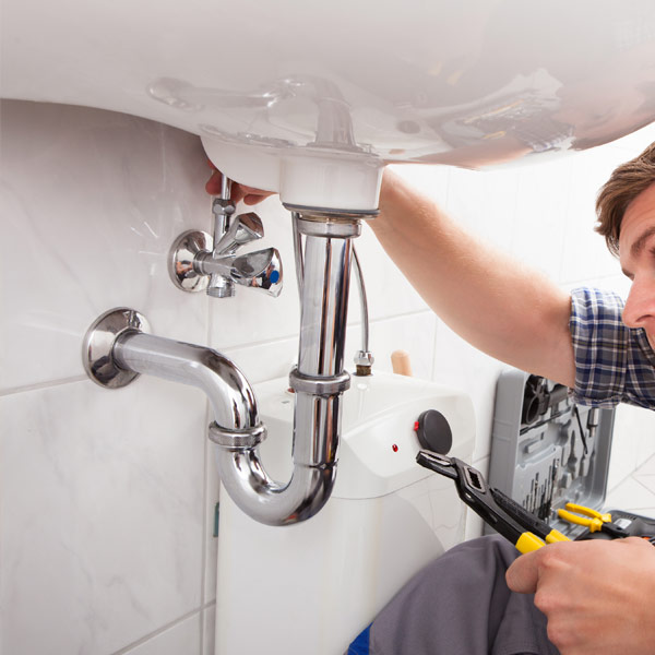 How to Stop a Pipe Leak While You Wait for a Plumber